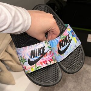 Women’s Nike slides floral print size 8